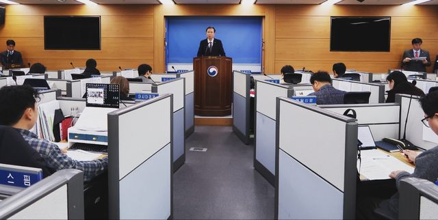 브리핑 중인 전기찬 한국농수산식품유통공사 기획조정실장