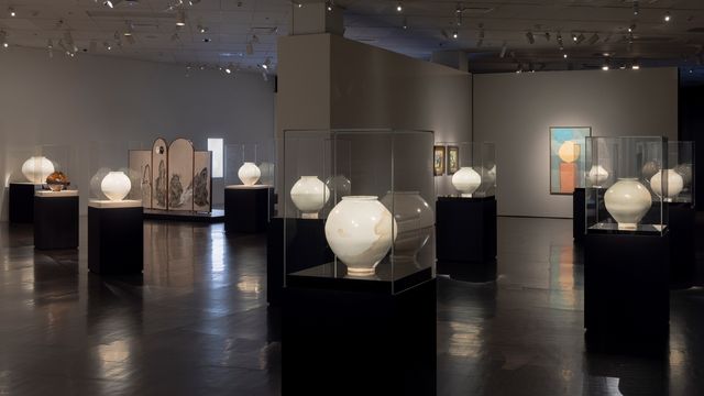 '한국의 달항아리, 다시 차오르다' 전시 모습 