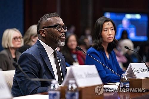 미 의회 청문회 출석한 브랜던 존슨 시카고시장(왼쪽)
