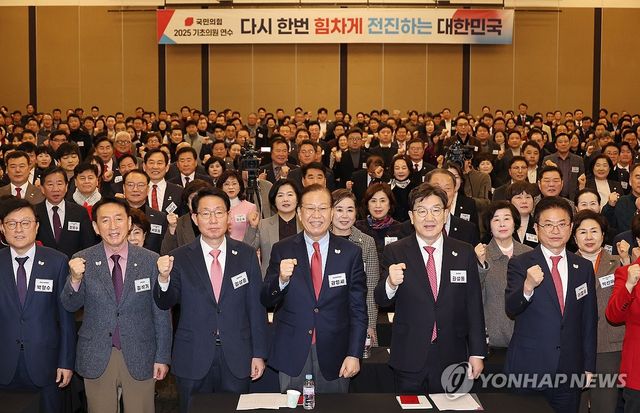 기념 촬영하는 권영세 비상대책위원장과 권성동 원내대표