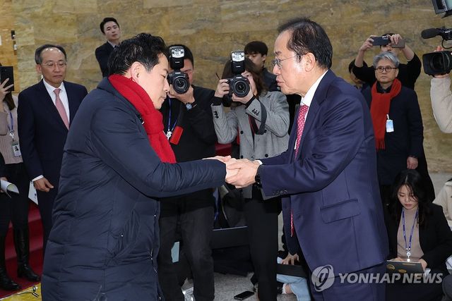 '마은혁 임명 반대' 단식 농성장 방문한 홍준표 시장