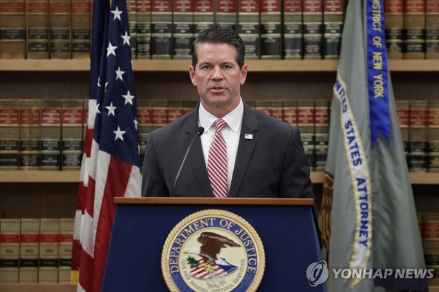 제임스 데니히 전FBI 국장보좌역