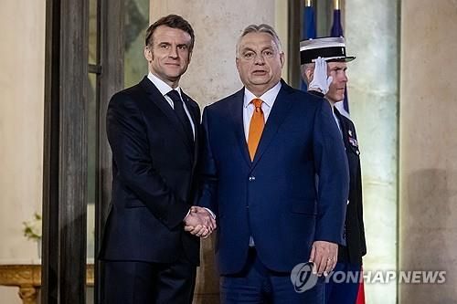 파리 찾은 오르반 헝가리 총리