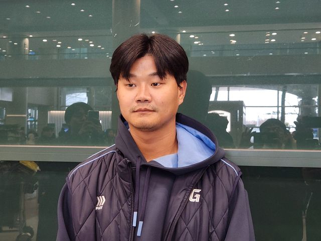 인터뷰하는 롯데 내야수 손호영