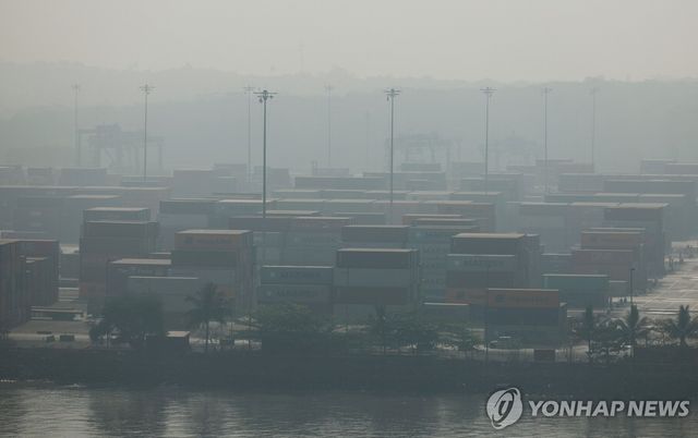 안개 낀 인도 뭄바이 항구