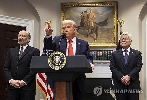 기자회견 하는 트럼프 미국 대통령(가운데)