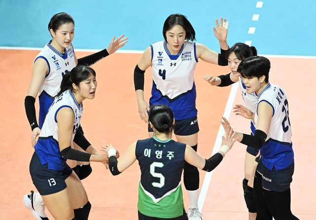 득점 후 기뻐하는 현대건설 선수들