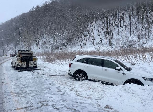 눈길에 미끄러진 차량을 견인하는 모습
