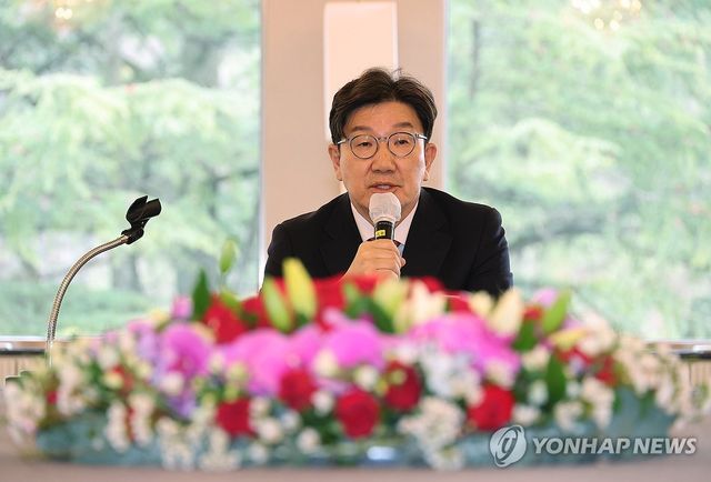 발언하는 권성동 원내대표