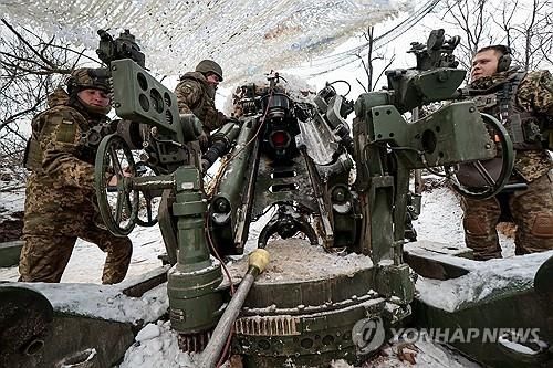 M777 곡사포 발사를 준비중인 우크라이나 군인들 
