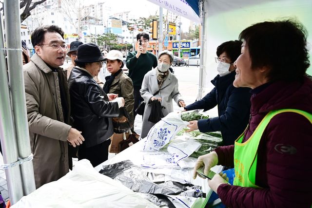 행사장 둘러보는 윤석준 대구 동구청장