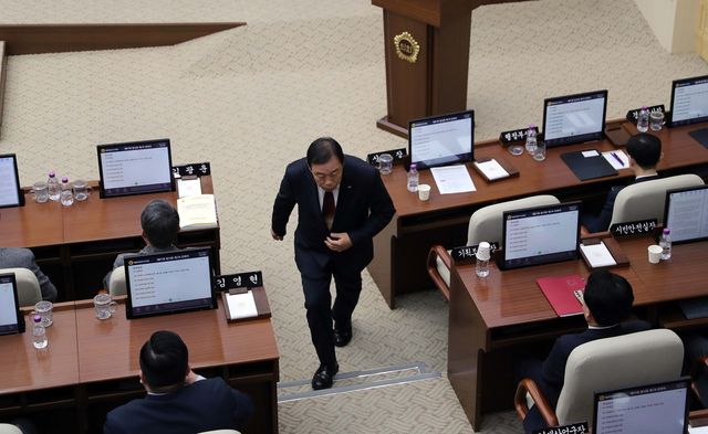 시의회 본회의장 이석하는 최민호 세종시장