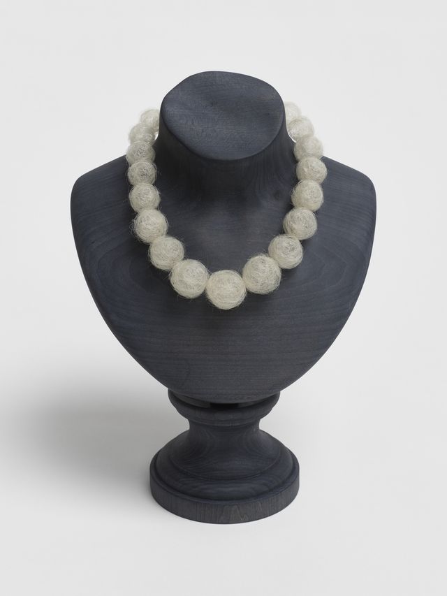 모나 하툼의 '헤어 네크리스', 2025[화이트 큐브 제공. 재판매 및 DB 금지]