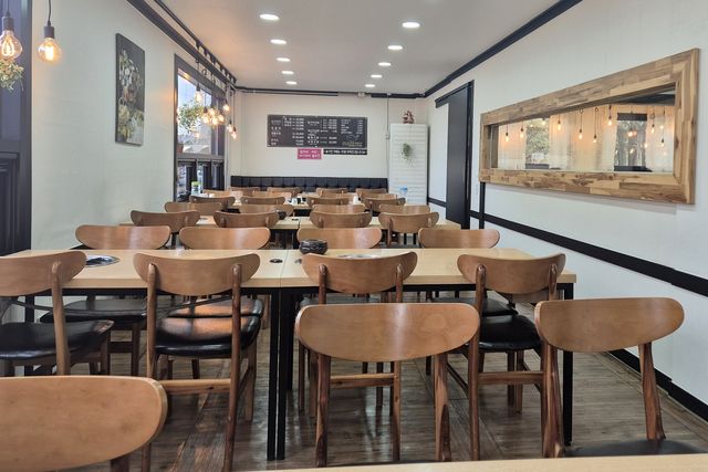 점심 시간에도 텅 빈 포항 청림동 식당