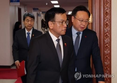 임시국무회의 참석하는 장관들