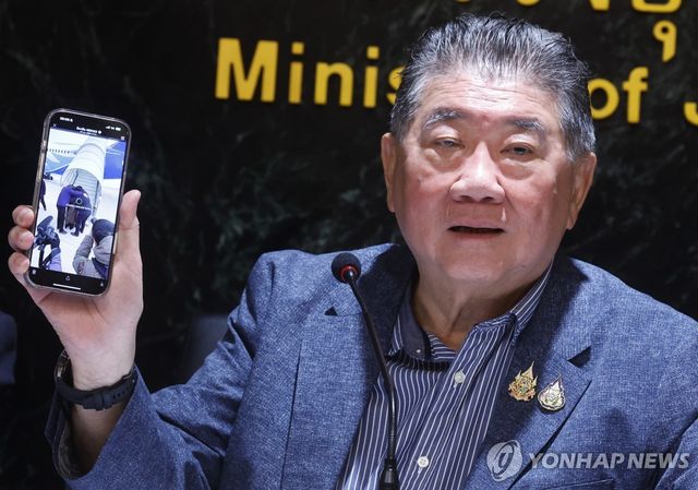 위구르족 중국 도착 장면 보여주는 품탐 부총리