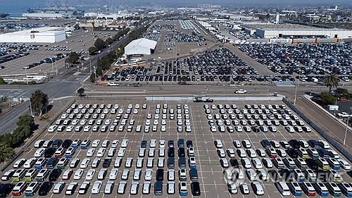 미국 샌디에이고 항구에서 탁송을 기다리는 신차들