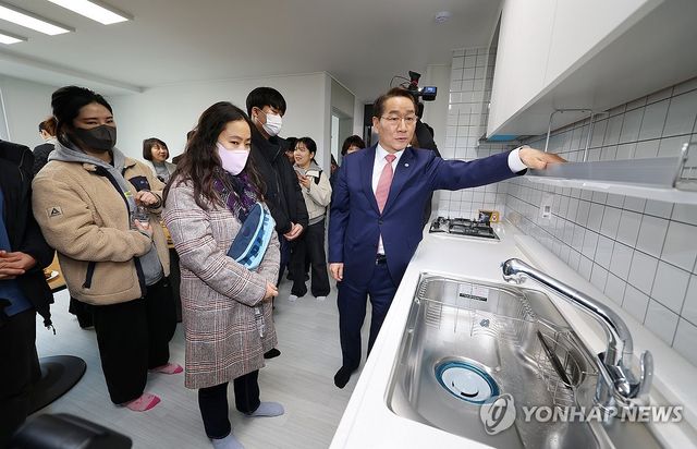 '천원주택' 살펴보는 유정복 시장과 신혼부부들