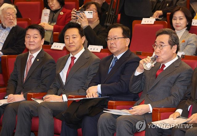 물 마시는 이낙연 전 국무총리