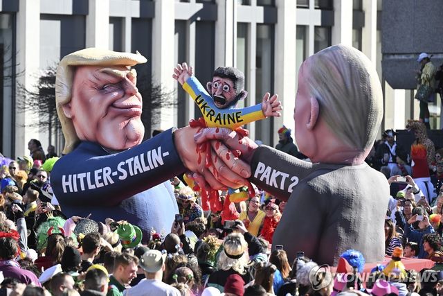 독일 축제에 등장한 우크라이나 정세 풍자 인형들 [AP 연합뉴스 자료사진. 재판매 및 DB 금지]