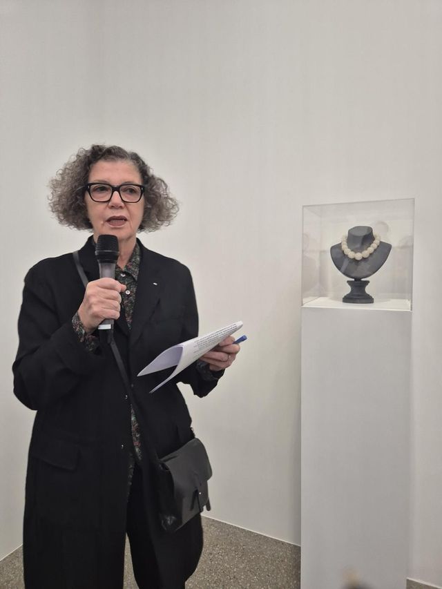 작품 설명하는 모나 하툼 작가 