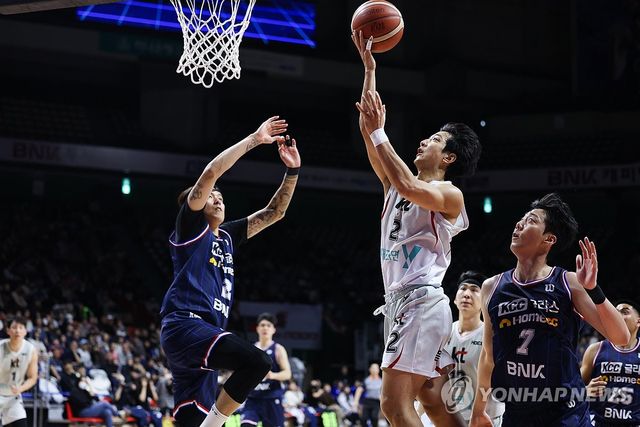 슛 시도하는 허훈