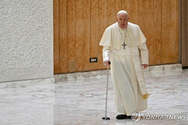지팡이 짚고 입장하는 프란치스코 교황