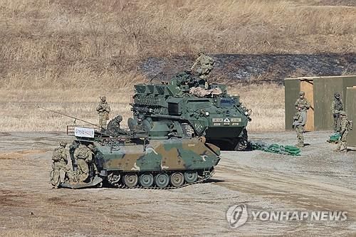 한국군 장갑차에 오르는 미군