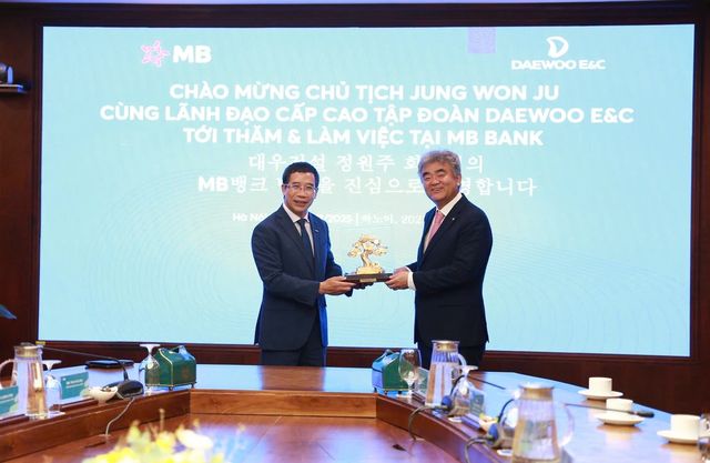 정원주 대우건설 회장과 MB 뱅크의 류 중 타이 회장