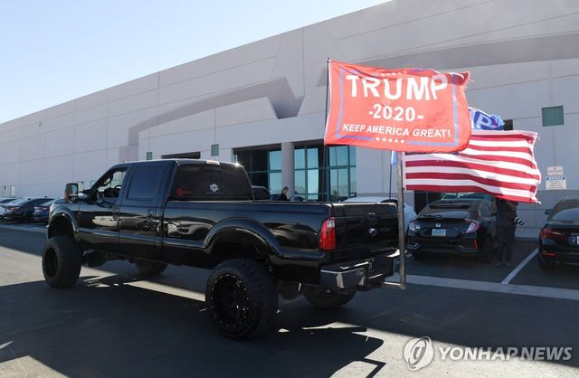 도널드 트럼프 대통령을 지지하는 깃발이 부착된 픽업트럭