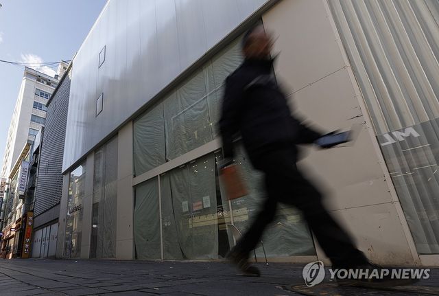 서울 중구 명동 중심의 상점이 영업을 중단한 모습