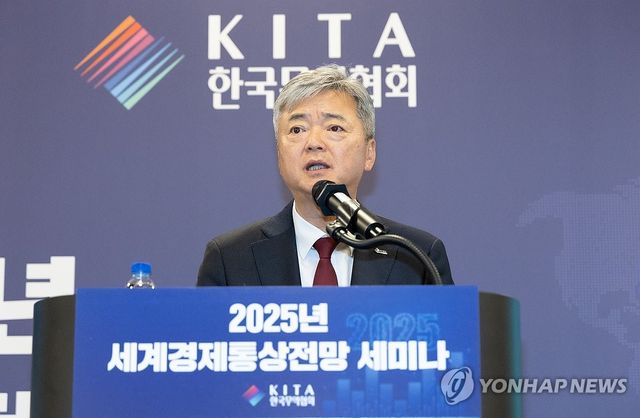 인사말 하는 이인호 부회장