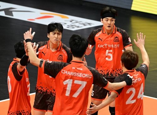 득점 후 기뻐하는 OK저축은행 선수들 
