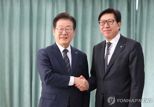 박형준 부산시장과 악수하는 이재명 대표