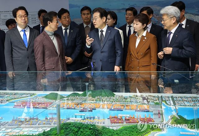 부산신항 홍보관 찾은 이재명