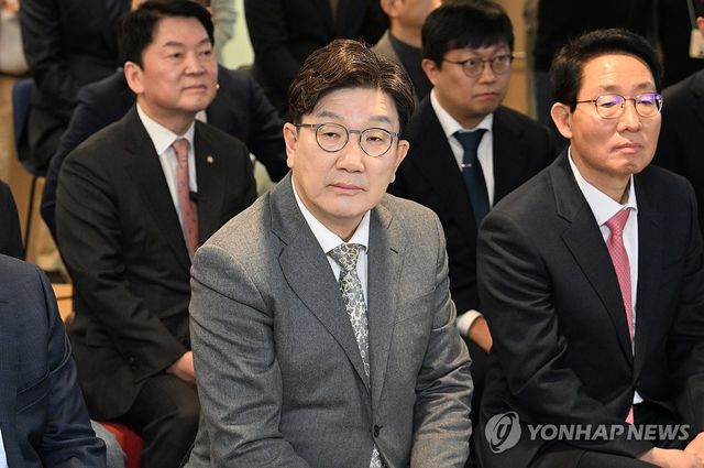 기업용 AI 서비스 시연 보는 권성동 원내대표