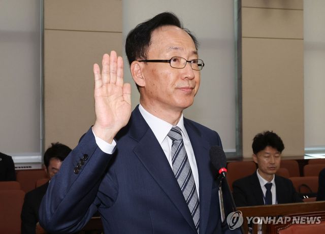 선서하는 김대웅 선관위원 후보자