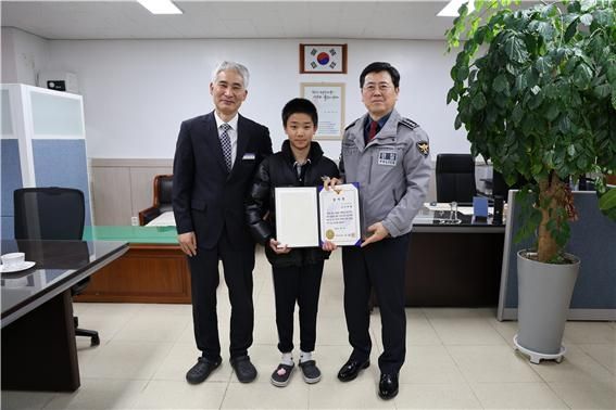 감사장 받는 이군