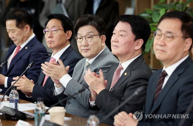 손뼉 치는 권성동 원내대표