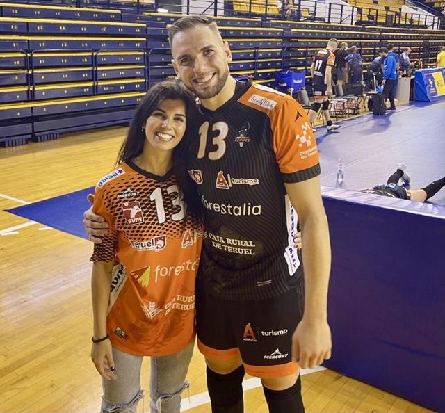 비예나와 함께 기념사진을 찍은 아내 라브레스