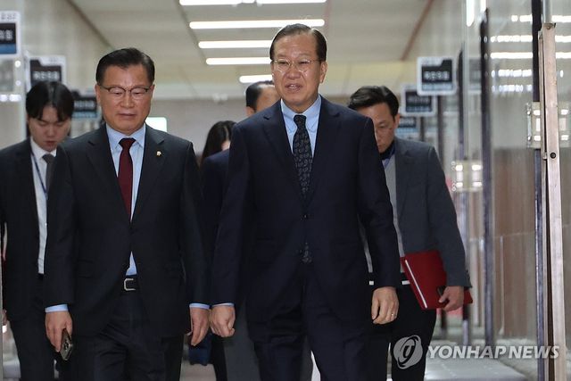 개헌특위 첫 회의 참석하는 권영세 비대위원장