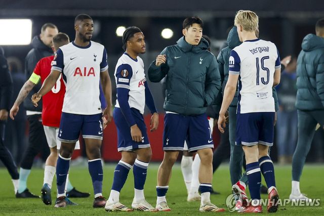 경기 후 동료를 격려하는 손흥민 