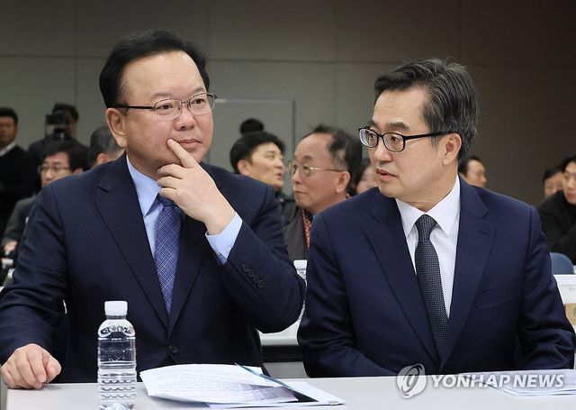 대화하는 김부겸 전 총리와 김동연 경기도지사