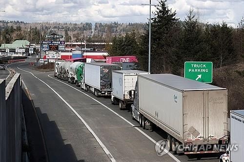 미국-캐나다 국경의 화물트럭들