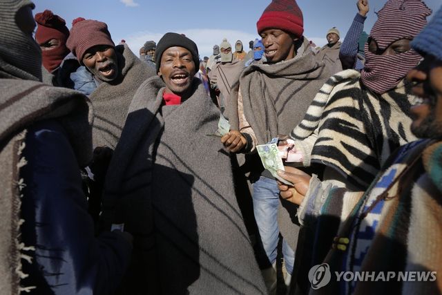 전통적 복장인 모자와 담요를 착용한 레소토 국민 바소토[EPA 연합뉴스 자료사진. 재판매 및 DB 금지]