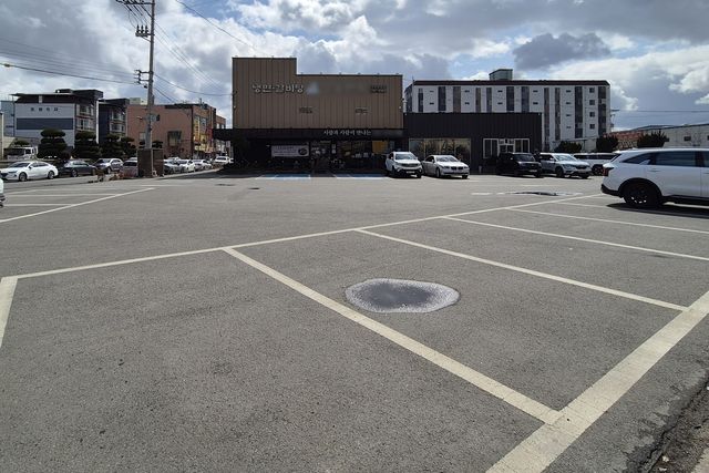 점심 시간에도 한산한 포항 청림동 식당 주차장