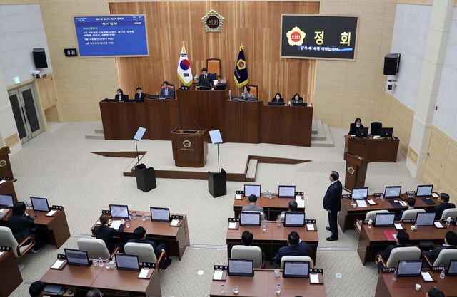 임채성 시의회 의장과 설전 벌이는 최민호 세종시장