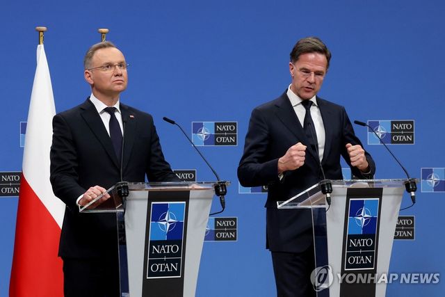공동 기자회견하는 폴란드 대통령과 나토 사무총장