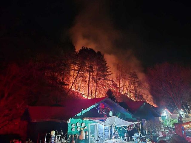 지난달 28일 오후 8시 35분께 강원 홍천군 서면 어유포리에서 발생한 산불 [산림청 중앙산불방지대책본부 제공. 재판매 및 DB 금지]