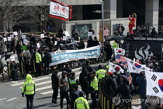 중앙대 앞 탄핵 찬반 집회